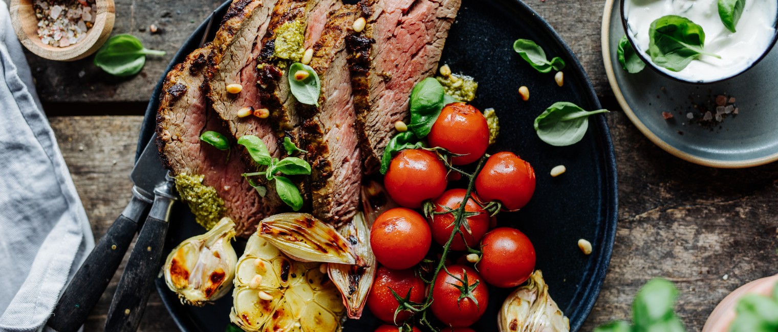 Rinderfilet im Ganzen gegrillt mit Basilikum Pesto, Rispentomaten und Knoblauch Dip
