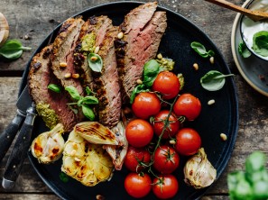 Rinderfilet im Ganzen gegrillt mit Basilikum Pesto, Rispentomaten und Knoblauch Dip
