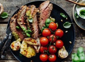 Rinderfilet im Ganzen gegrillt mit Basilikum Pesto, Rispentomaten und Knoblauch Dip