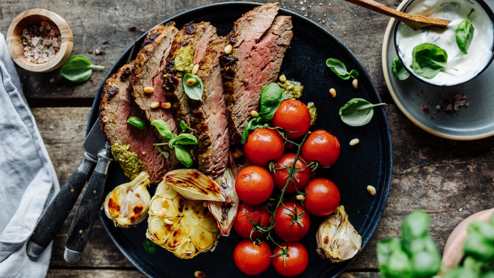 Rinderfilet im Ganzen gegrillt mit Basilikum Pesto, Rispentomaten und Knoblauch Dip