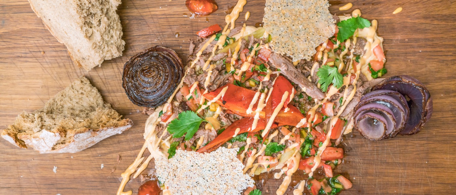 Pulled Beef auf Hummus, NENI, Haya Molcho 