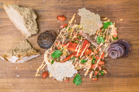 Pulled Beef auf Hummus, NENI, Haya Molcho 