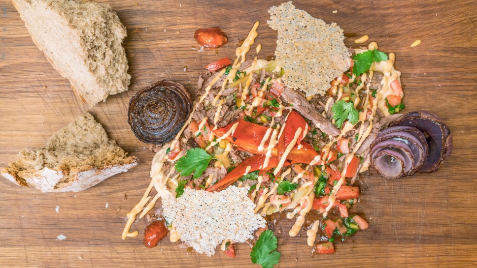 Pulled Beef auf Hummus, NENI, Haya Molcho 