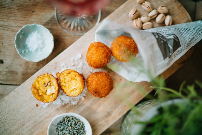 Safran-Arancini mit Lavendel und Pistazien