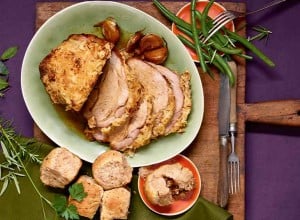 Schweinsbraten mit Apfel-Kren-Kruste und Kastanienbuchteln