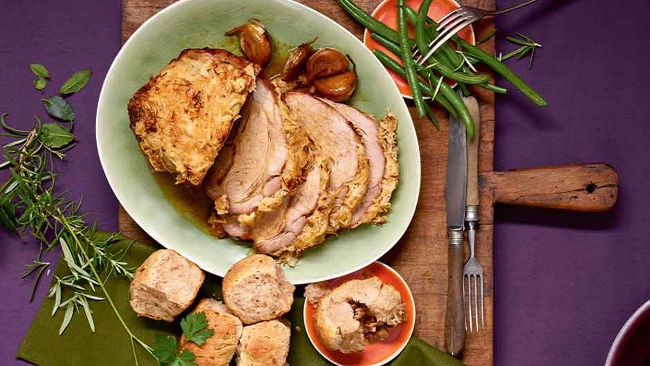 Schweinsbraten mit Apfel-Kren-Kruste und Kastanienbuchteln