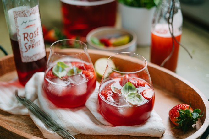 Rhabarber Spritz mit Erdbeeren