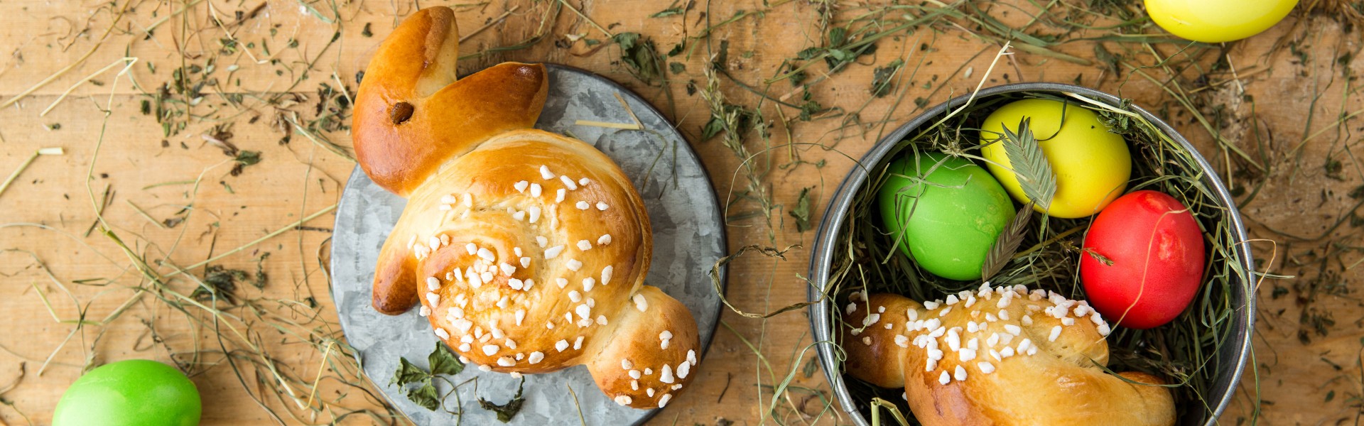 Ostertisch mit Brioche-Hase
