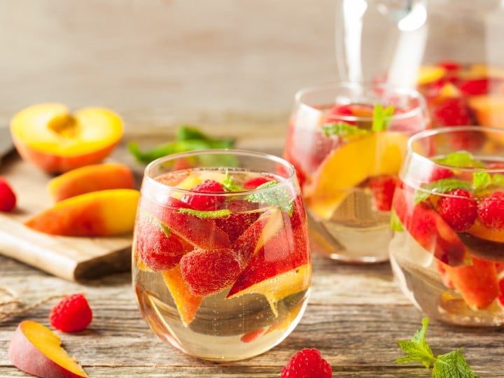 Pfirsich Bowle mit Ribiseln; Stockfoto