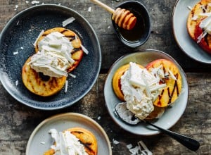 gegrillte Apfelringe mit Mascarponecreme, Honig und weißer Schokolade