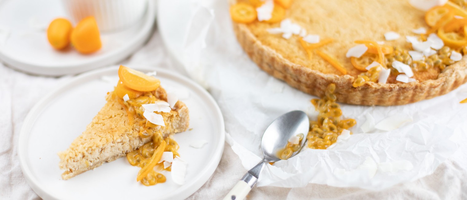 Kokostarte mit Passionsfrucht
