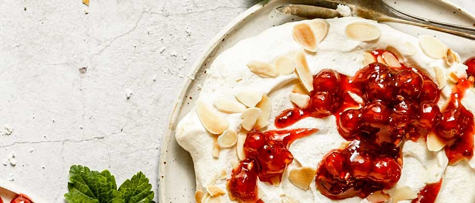 Mandel-Pavlova mit marinierten Ribisel
