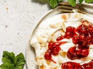 Mandel-Pavlova mit marinierten Ribisel