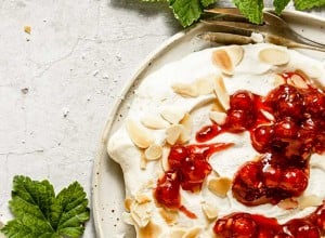 Mandel-Pavlova mit marinierten Ribisel