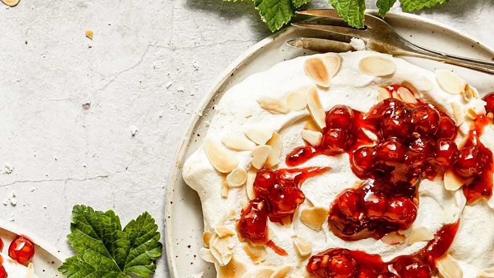 Mandel-Pavlova mit marinierten Ribisel