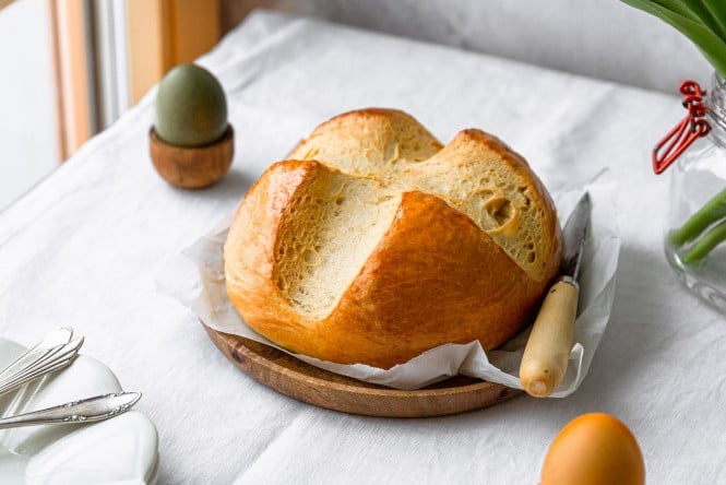 Osterpinze mit Dinkelmehl