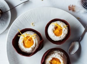 Schokoladenschale mit Topfencreme und Apfel-Mango-Mus