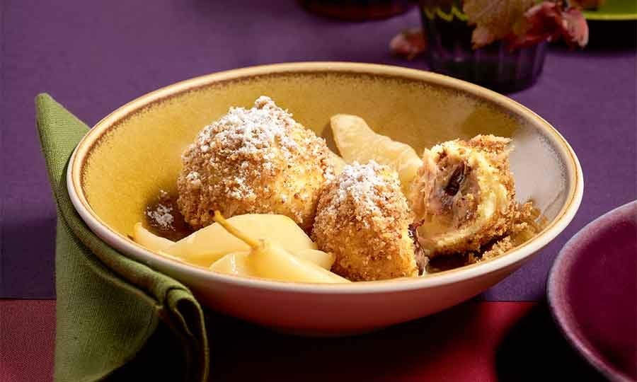 Topfenknödel mit Maronifülle und Birnenragout