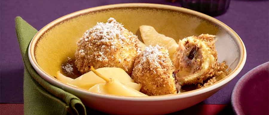 Topfenknödel mit Maronifülle, Haselnussbröseln und Birnenragout
