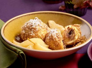 Topfenknödel mit Maronifülle, Haselnussbröseln und Birnenragout