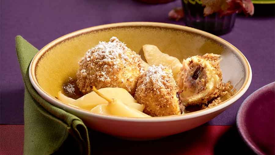 Topfenknödel mit Maronifülle, Haselnussbröseln und Birnenragout