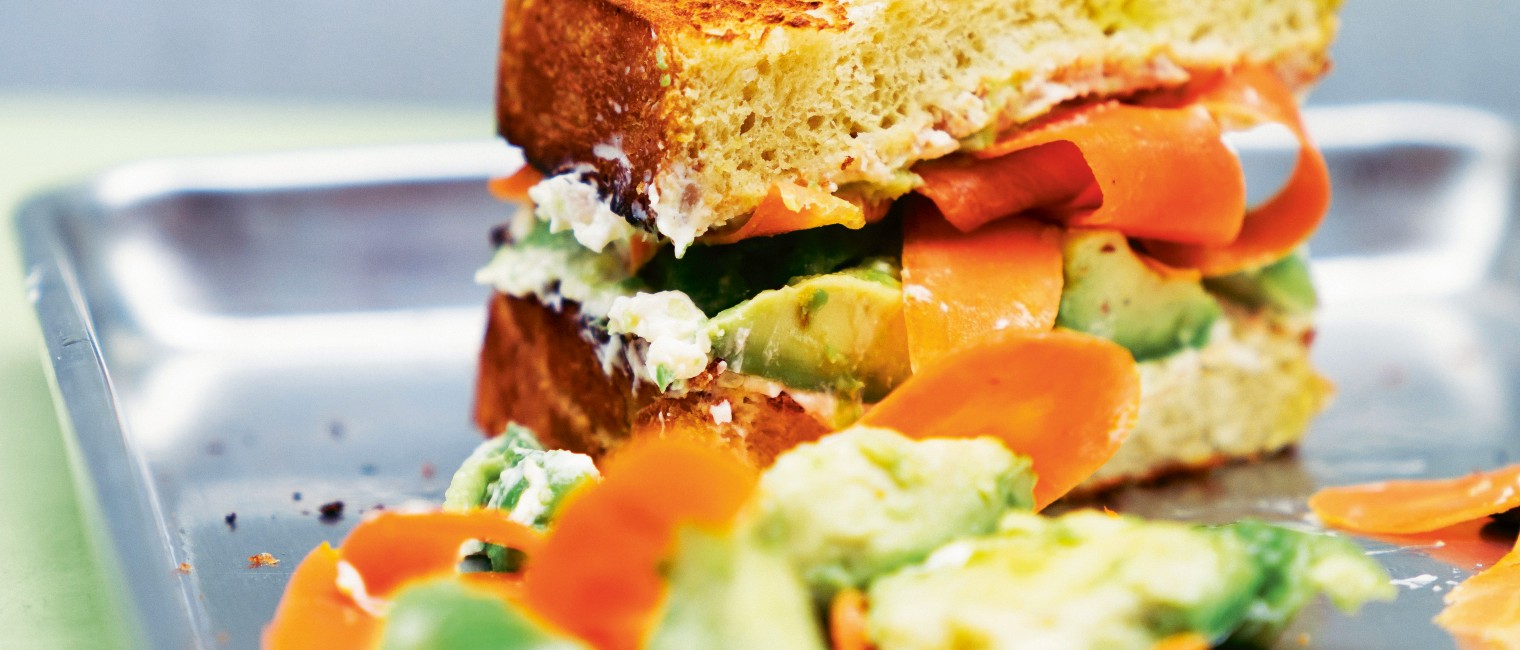 Avocado-Sandwind mit eingelegten Karotten