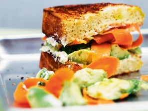 Avocado-Sandwind mit eingelegten Karotten