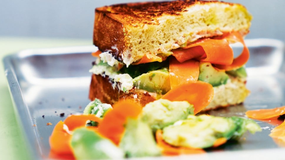 Avocado-Sandwind mit eingelegten Karotten