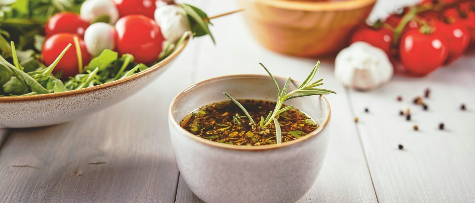 Mediterranes Dressing mit Balsamico und Rosmarin