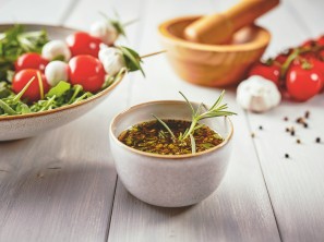 Mediterranes Dressing mit Balsamico und Rosmarin