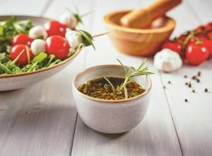 Mediterranes Dressing mit Balsamico und Rosmarin