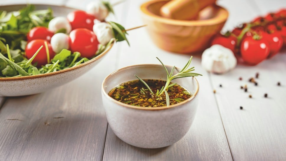 Mediterranes Dressing mit Balsamico und Rosmarin