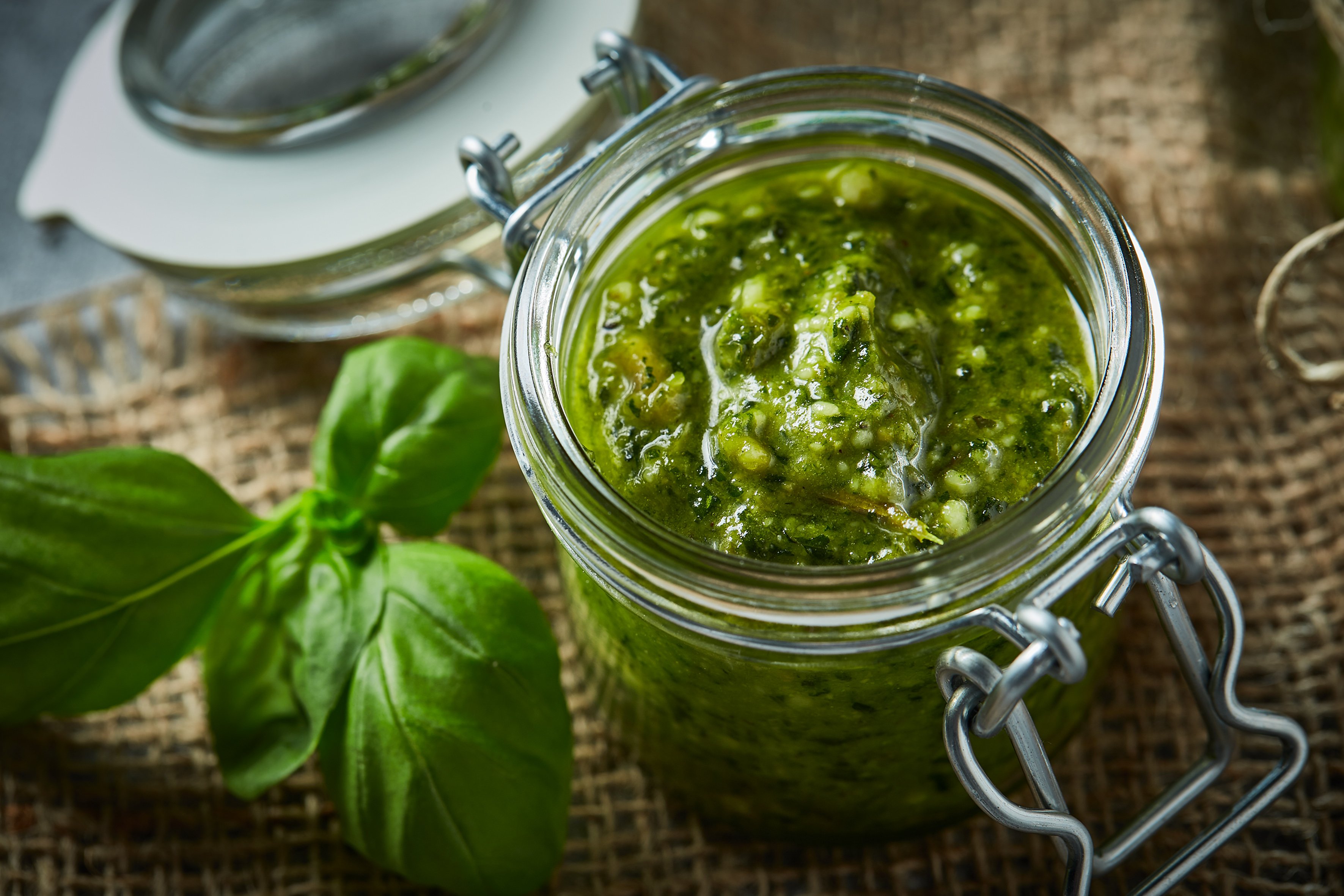 Basilikum-Pesto mit Pinienkernen » Rezept | SPAR Mahlzeit!