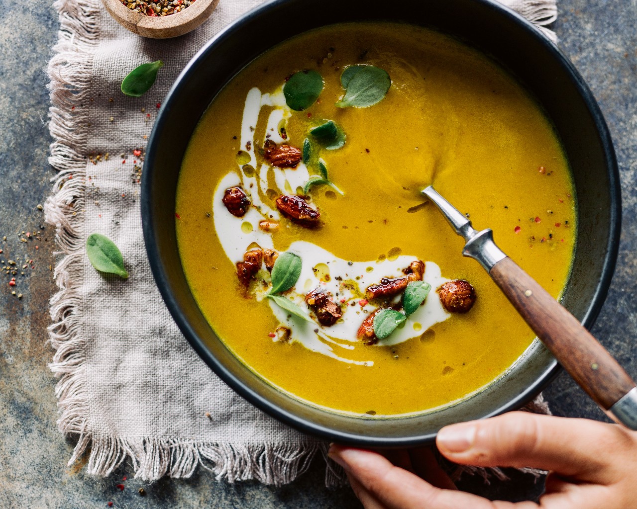 Gelbe-Rüben-Suppe mit Honignüssen &amp; Kresse » Rezept | SPAR Mahlzeit!