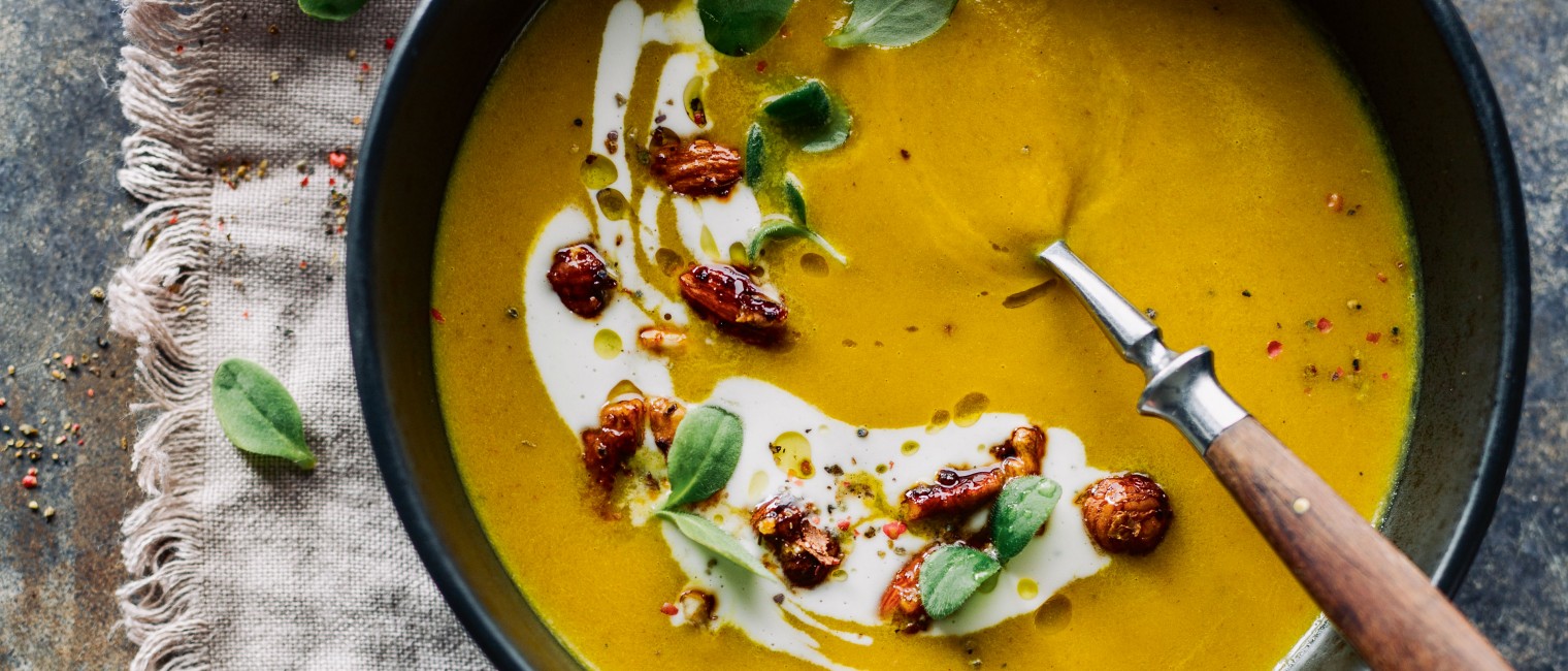 Gelbe Rübensuppe mit Honignüssen und Kresse 
