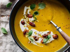 Gelbe Rübensuppe mit Honignüssen und Kresse 