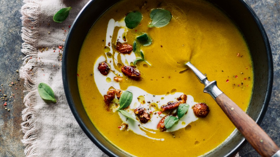 Gelbe Rübensuppe mit Honignüssen und Kresse 