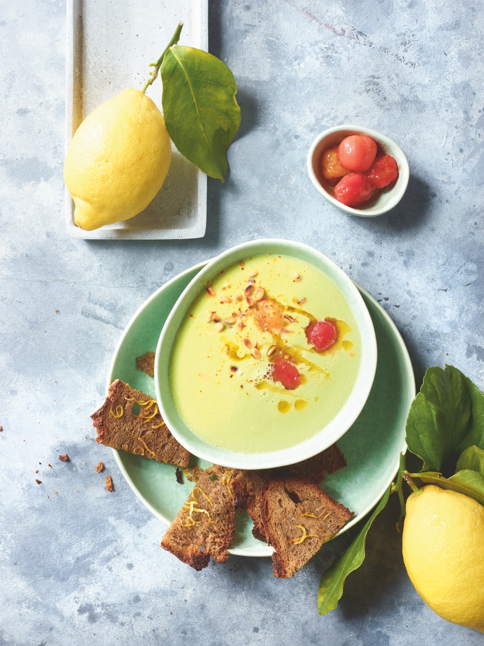 Avocadosuppe mit Schmortomaten und Zitronenbrot