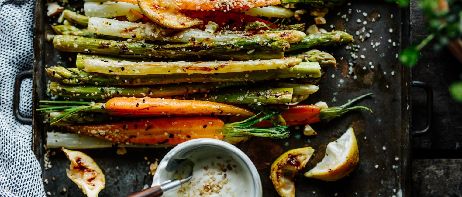 Spargel und Karotten vom Grill mit Sesam, Nüssen und Hanfsamen  Zitronen-Joghurt Dip 