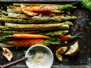 Spargel und Karotten vom Grill mit Sesam, Nüssen und Hanfsamen  Zitronen-Joghurt Dip 