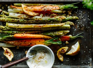 Spargel und Karotten vom Grill mit Sesam, Nüssen und Hanfsamen  Zitronen-Joghurt Dip 