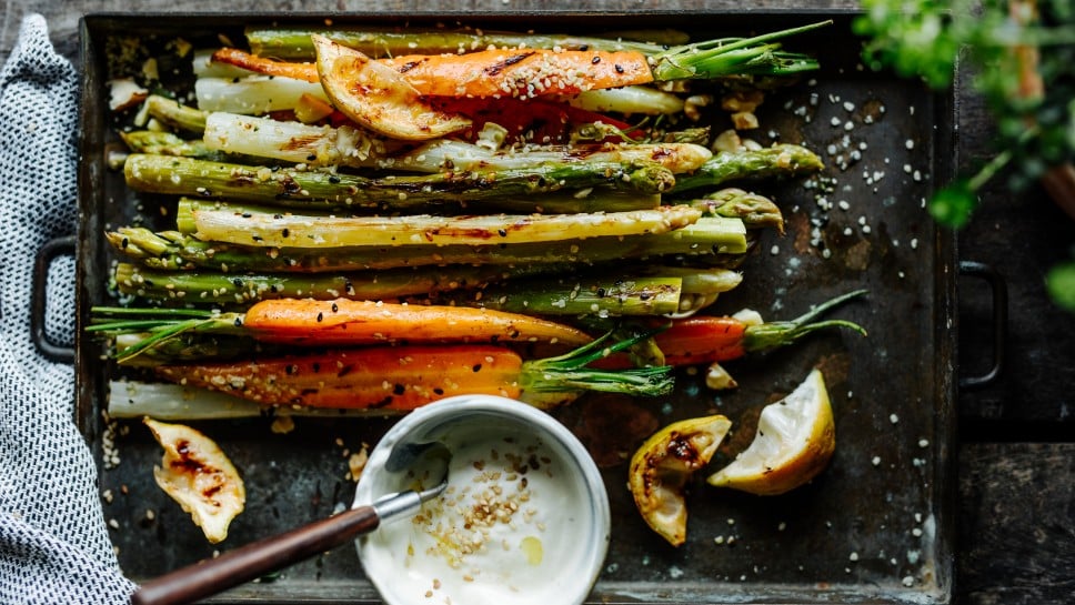 Spargel und Karotten vom Grill mit Sesam, Nüssen und Hanfsamen  Zitronen-Joghurt Dip 