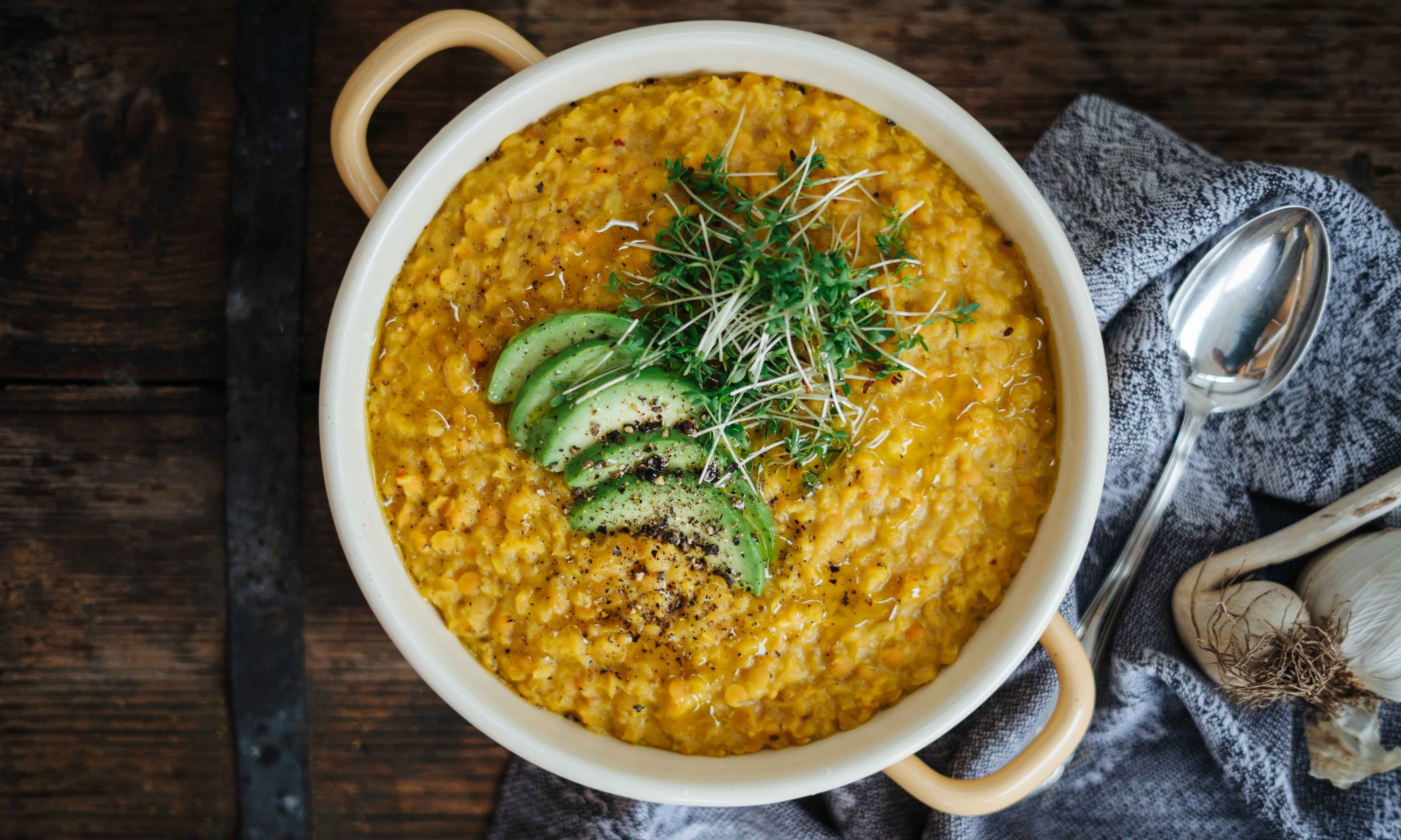 Linsen-Dhal mit Avocado und Sprossen