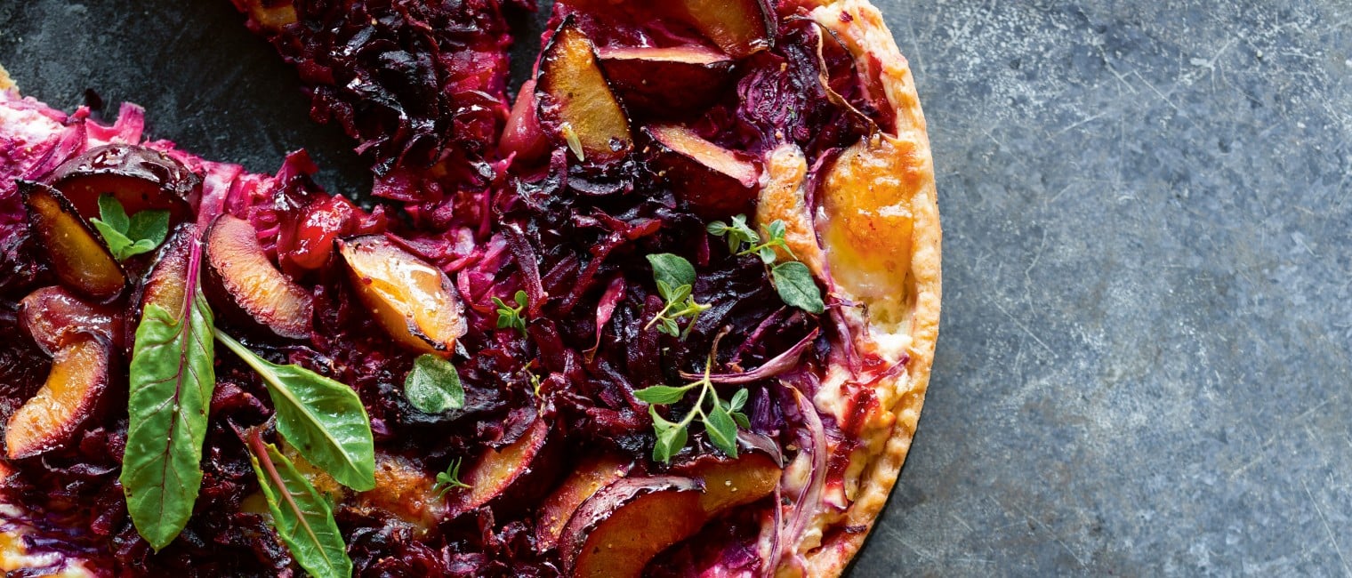 Quiche mit roten Rüben, Kraut und Pflaumen