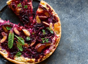 Quiche mit roten Rüben, Kraut und Pflaumen