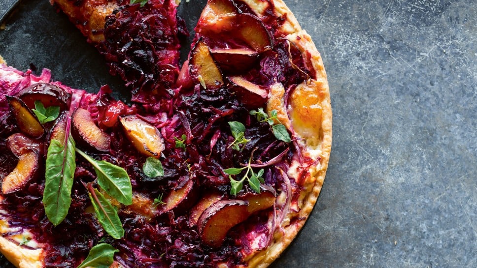 Quiche mit roten Rüben, Kraut und Pflaumen