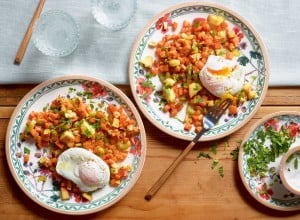 Süßkartoffel-Gröstl mit pochiertem Ei