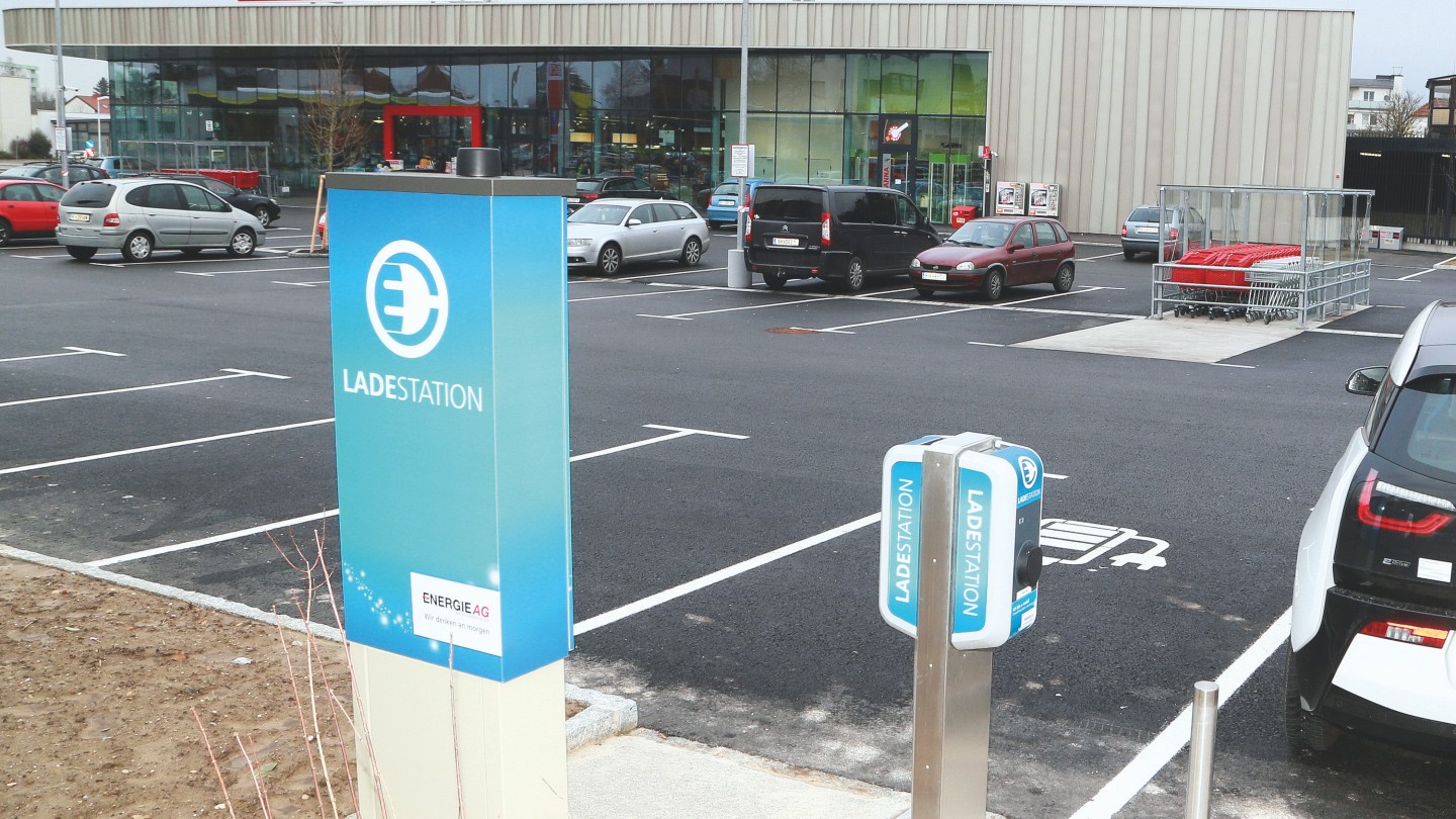 Elektroautoladestation auf Parkplatz von Eurosparfiliale