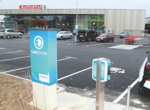 Elektroautoladestation auf Parkplatz von Eurosparfiliale