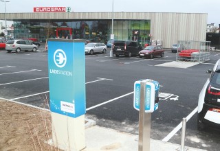 Elektroautoladestation auf Parkplatz von Eurosparfiliale